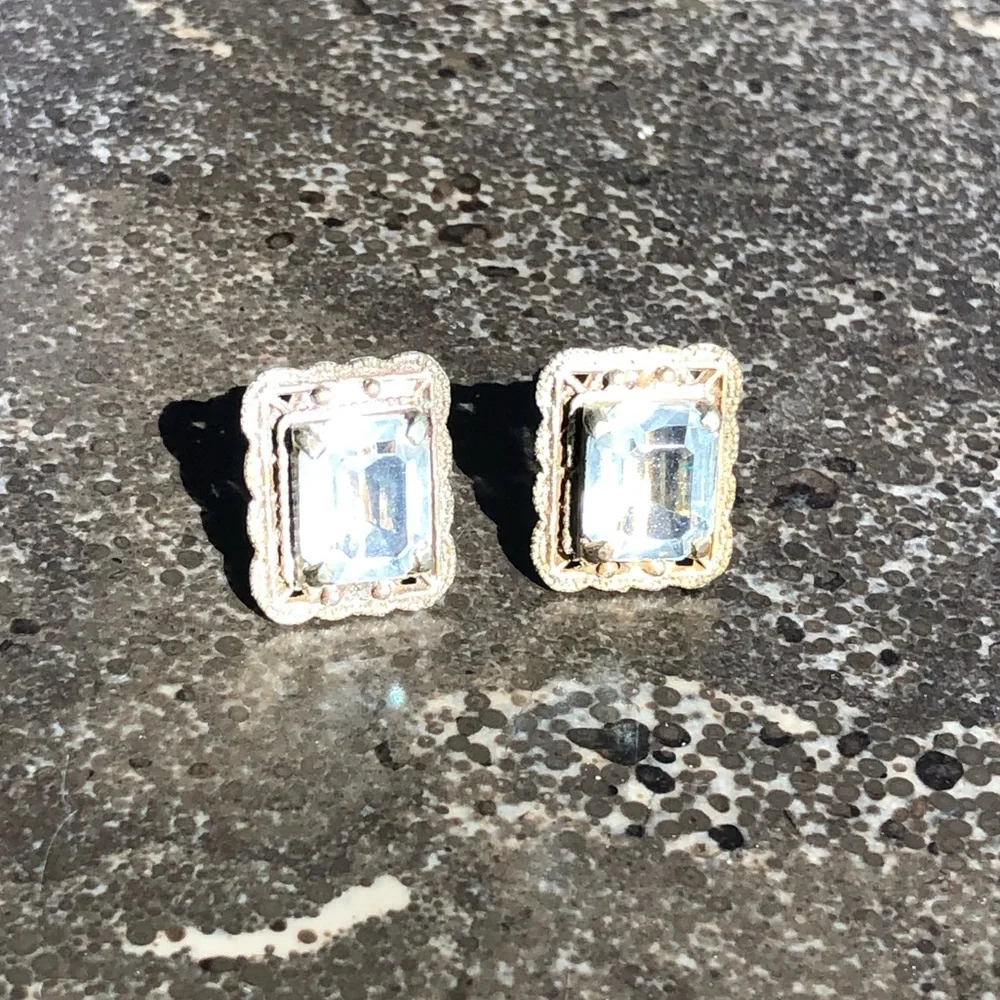 Vintage blue ice emerald-cut earrings set in rustic silver filigree - Picture 5 of 9